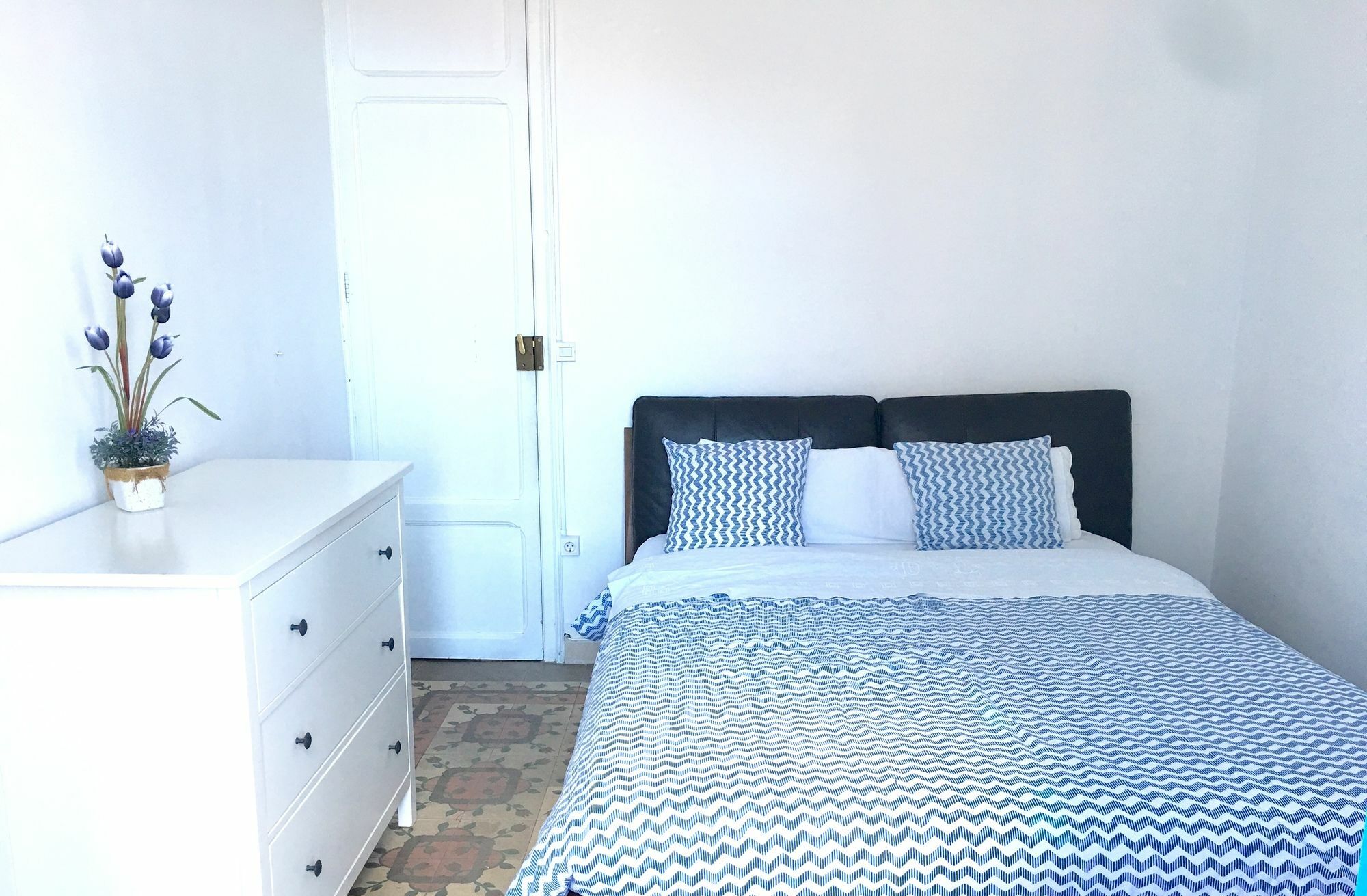 Oyo Guest House Ruzafa บาเลนเซีย ภายนอก รูปภาพ